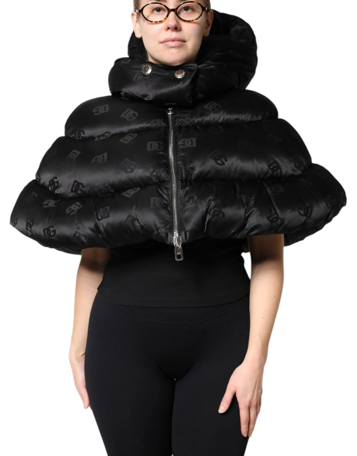 Cape noire matelassée dolce & gabbana avec motif logo répétitif et col montant