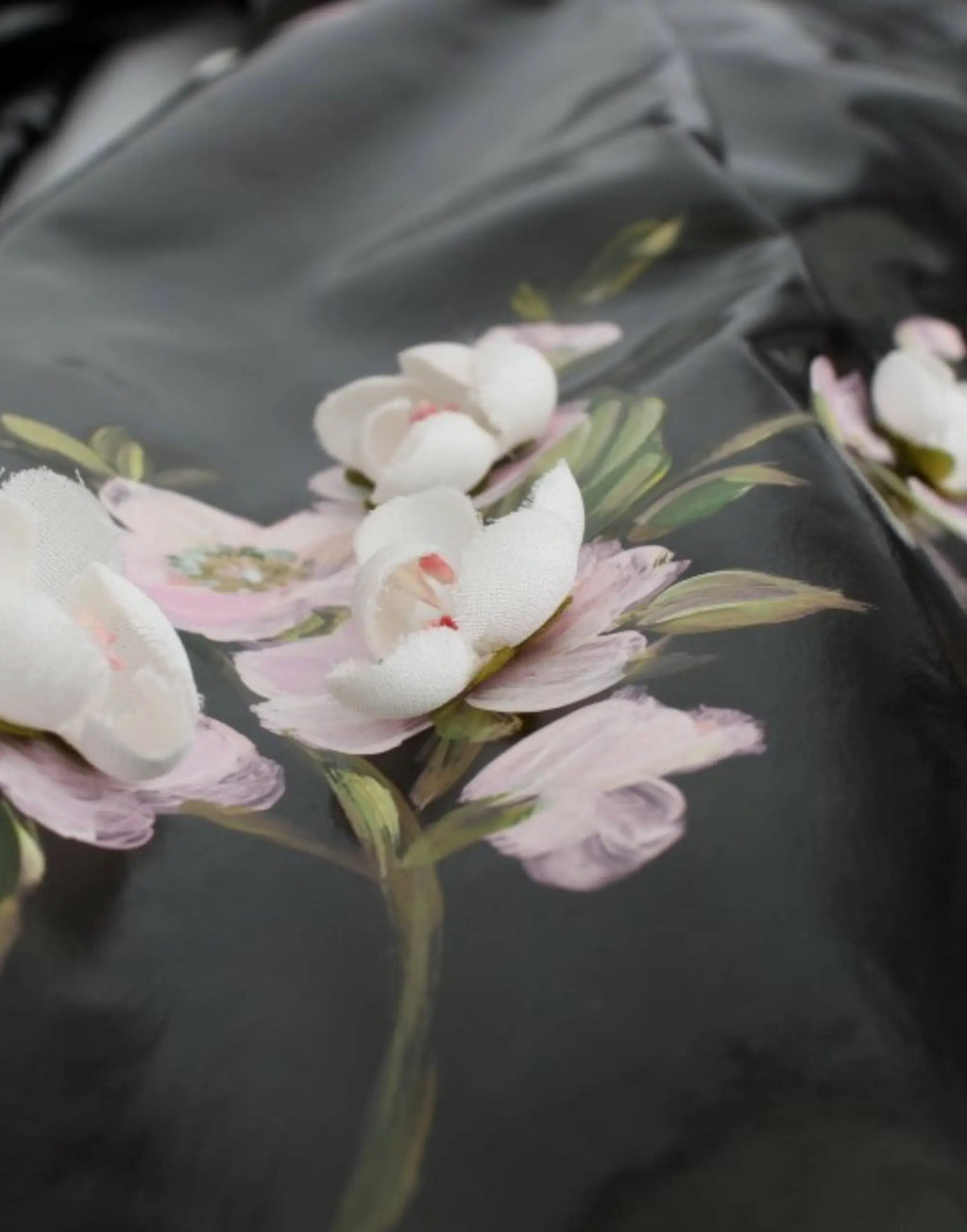 Robe dolce & gabbana en tissu noir verni avec fleurs dorchidée blanches et roses peintes à la main