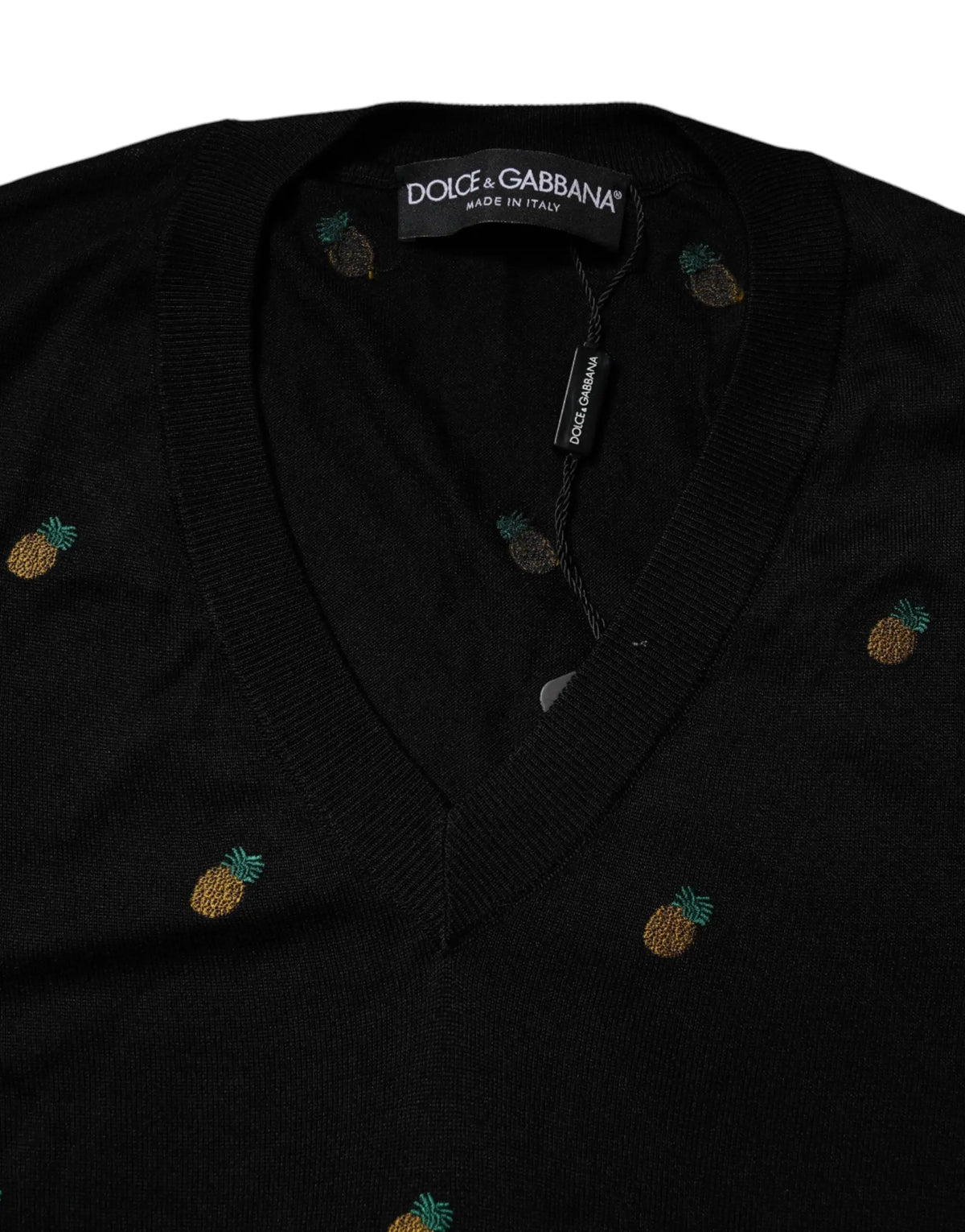 Pull noir dolce & gabbana en maille avec col en v et broderies d’ananas dorées et vertes