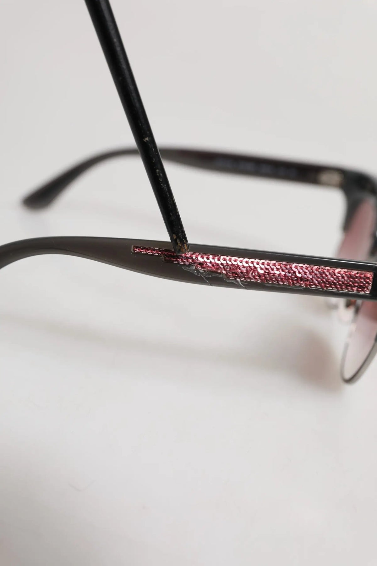 Lunettes de soleil dolce & gabbana dg6109 noir avec accent pailleté rose scintillant sur la branche