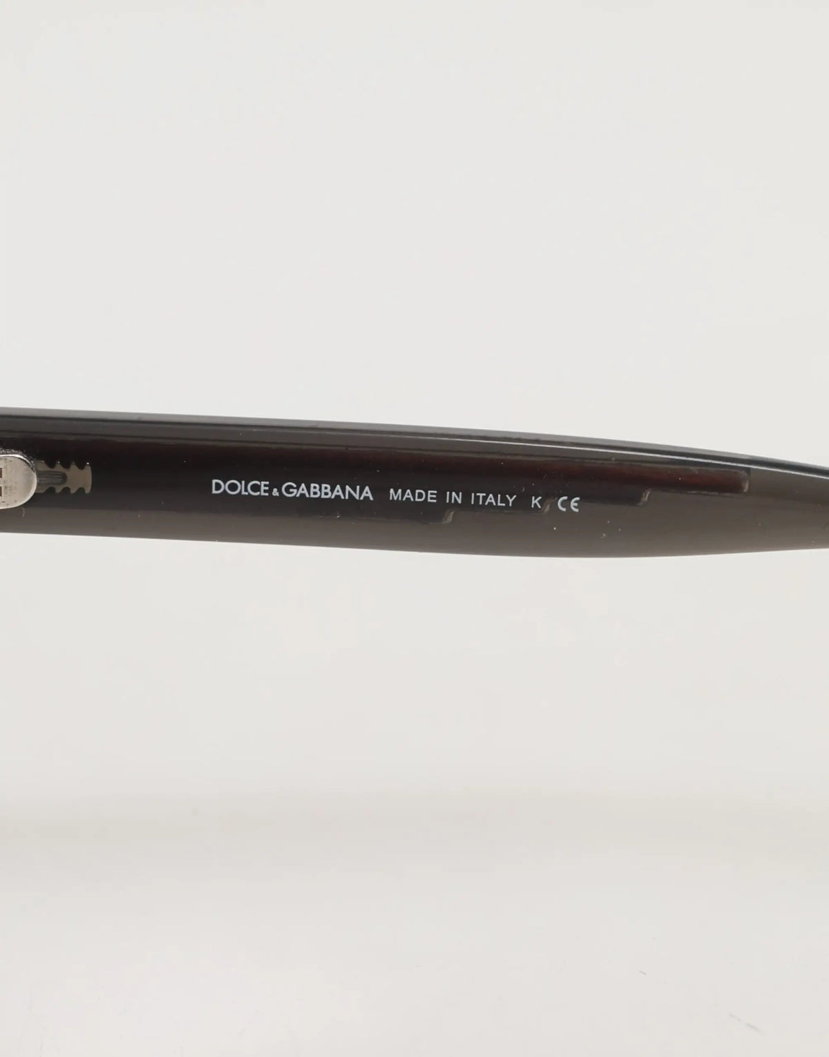 Lunettes de soleil dolce & gabbana noires style cat eye avec cadre noir poli et détails gravés de la marque