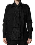 Veste utilitaire noire avec pattes d’épaule et fermeture boutonnée portée sur chemise dolce & gabbana noire à pois blancs