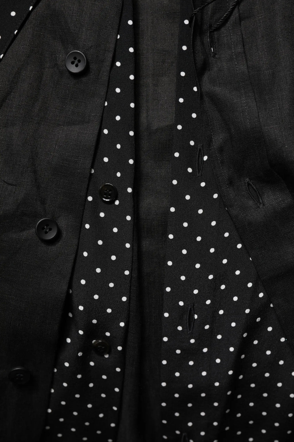 Chemise homme dolce & gabbana noire à pois blancs en lin soie texture subtile pour tenue décontractée
