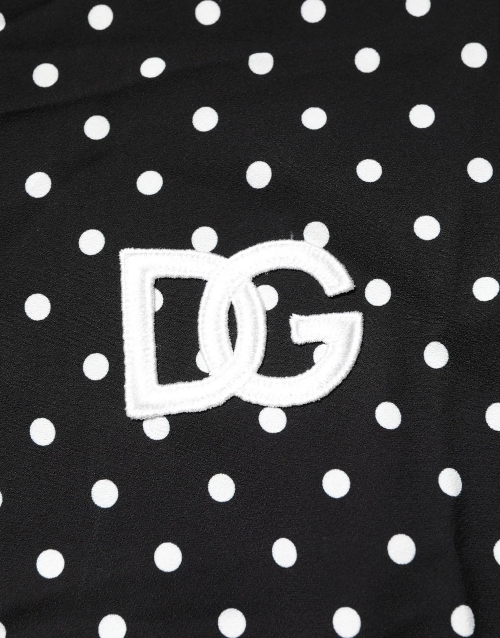 Polo dolce gabbana noir à manches courtes avec pois blancs et logo dg brodé sur le devant