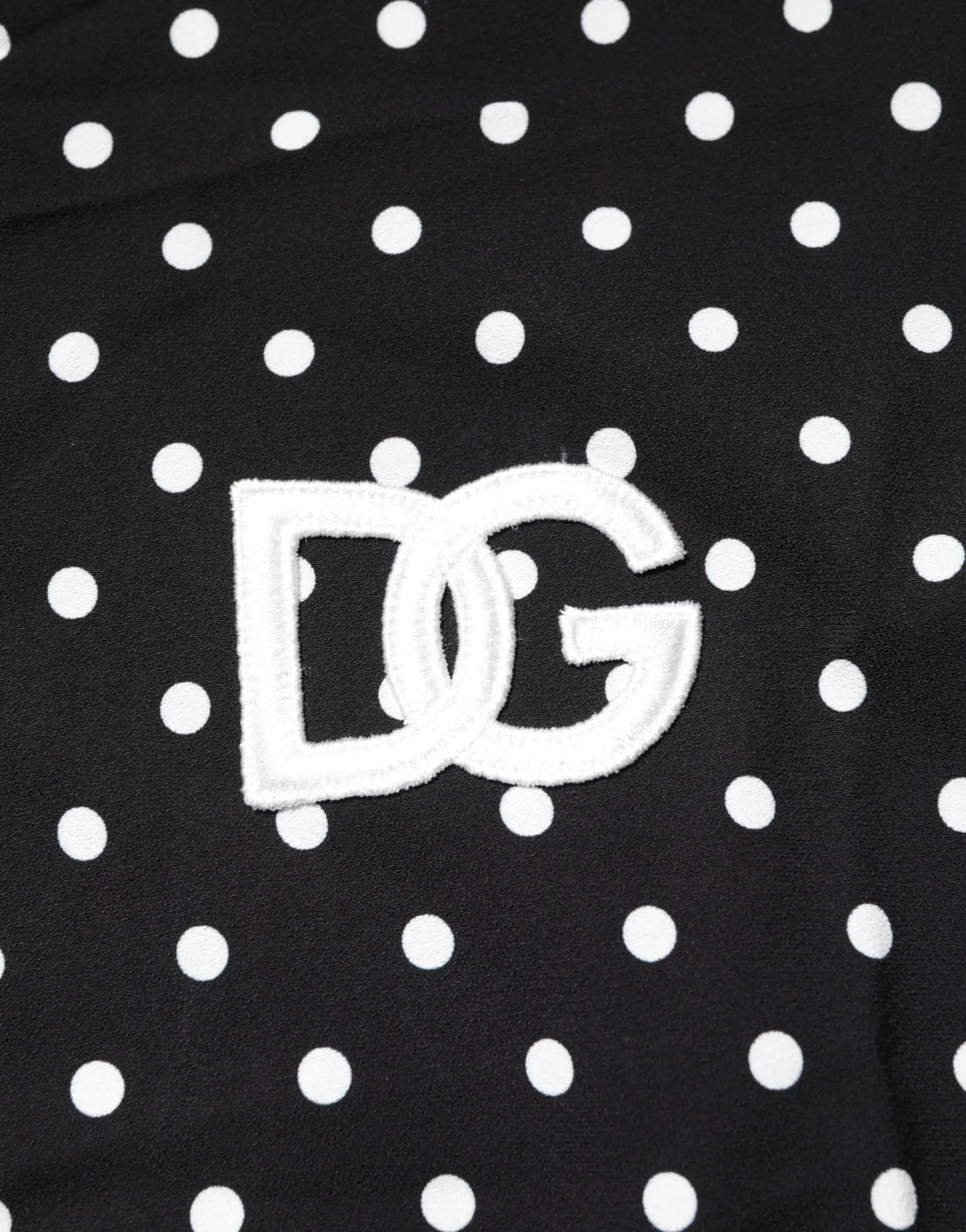 Polo dolce gabbana noir à manches courtes avec pois blancs et logo dg brodé sur le devant