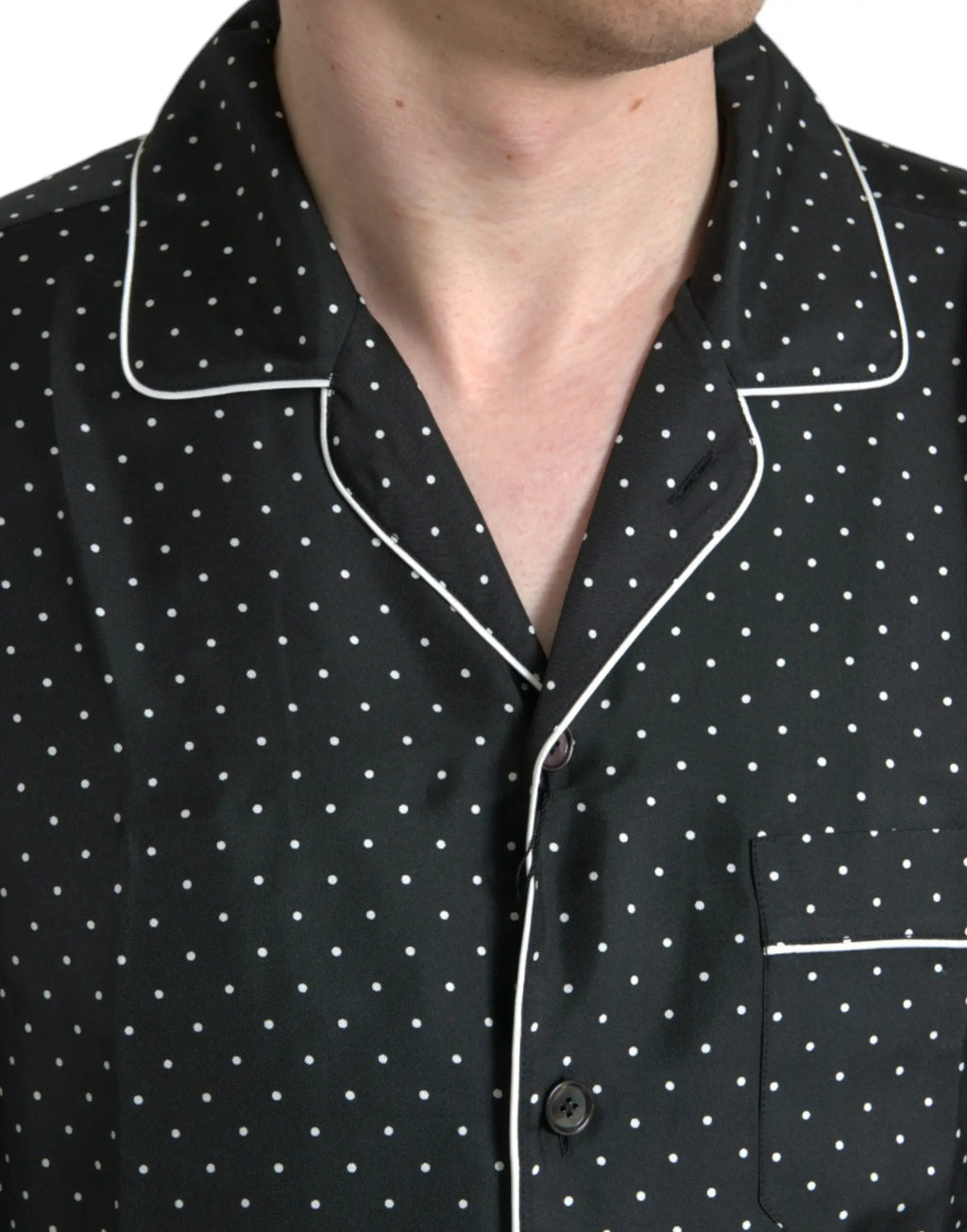 Chemise noire à pois blancs en soie à manches longues dolce gabbana avec passepoil blanc contrastant