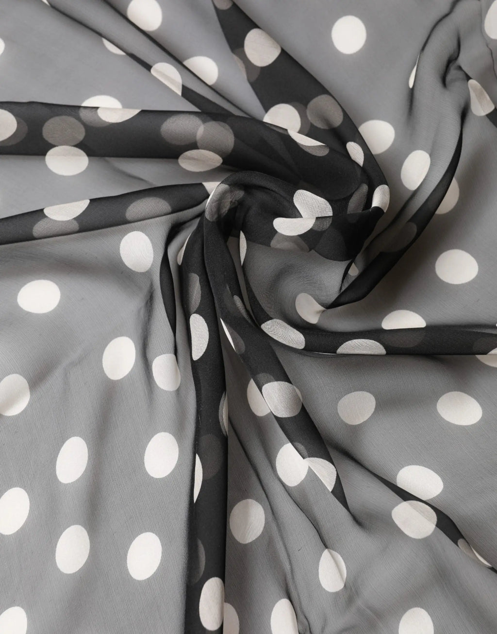 Écharpe en soie dolce & gabbana noire à pois blancs avec tissu gris transparent léger et fluide 205cm x 137cm