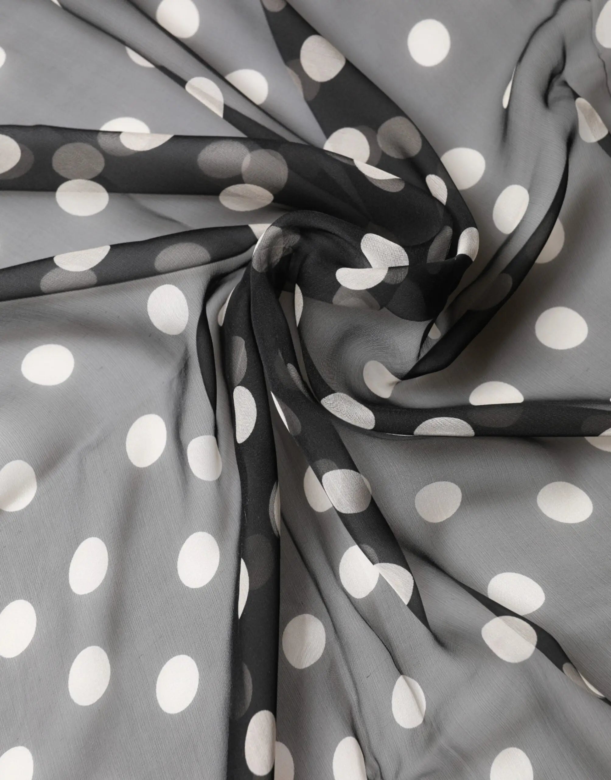 Écharpe en soie dolce & gabbana noire à pois blancs avec tissu gris transparent léger et fluide 205cm x 137cm