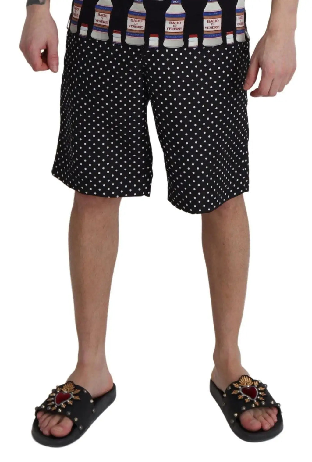 Dolce & gabbana shorts de plage noirs à pois blancs avec taille élastique motif bouteilles de soda vintage