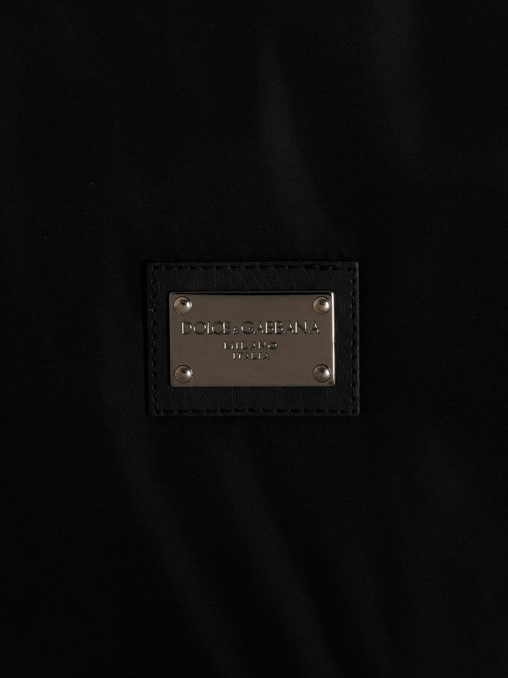 Patch en cuir noir avec plaque métal argenté dolce & gabbana et inscription milano sur bomber noir en polyamide