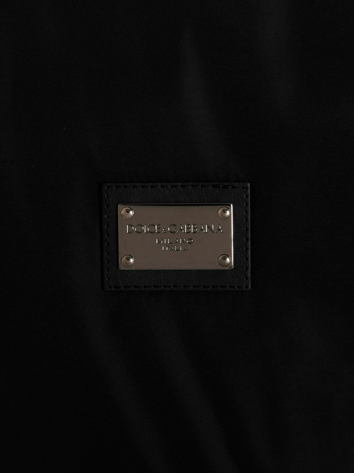 Patch en cuir noir avec plaque métal argenté dolce & gabbana et inscription milano sur bomber noir en polyamide