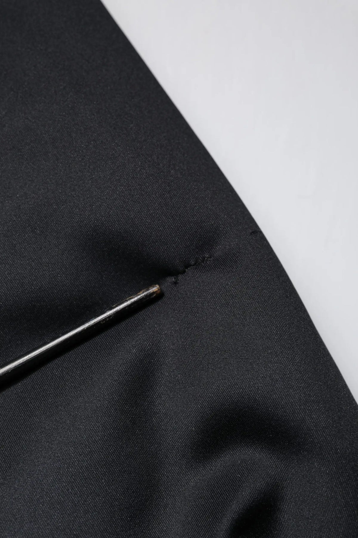 Tissu noir en polyester avec couture visible et aiguille métallique pour la veste à capuche dolce & gabbana full zip