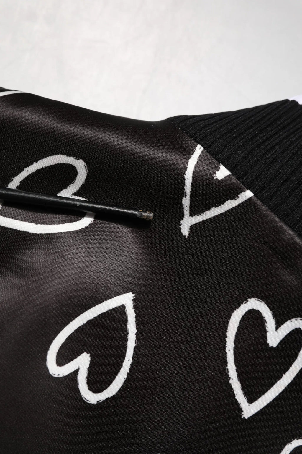 Dolce & Gabbana veste bomber en satin noir avec imprimé cœurs blancs en polyester