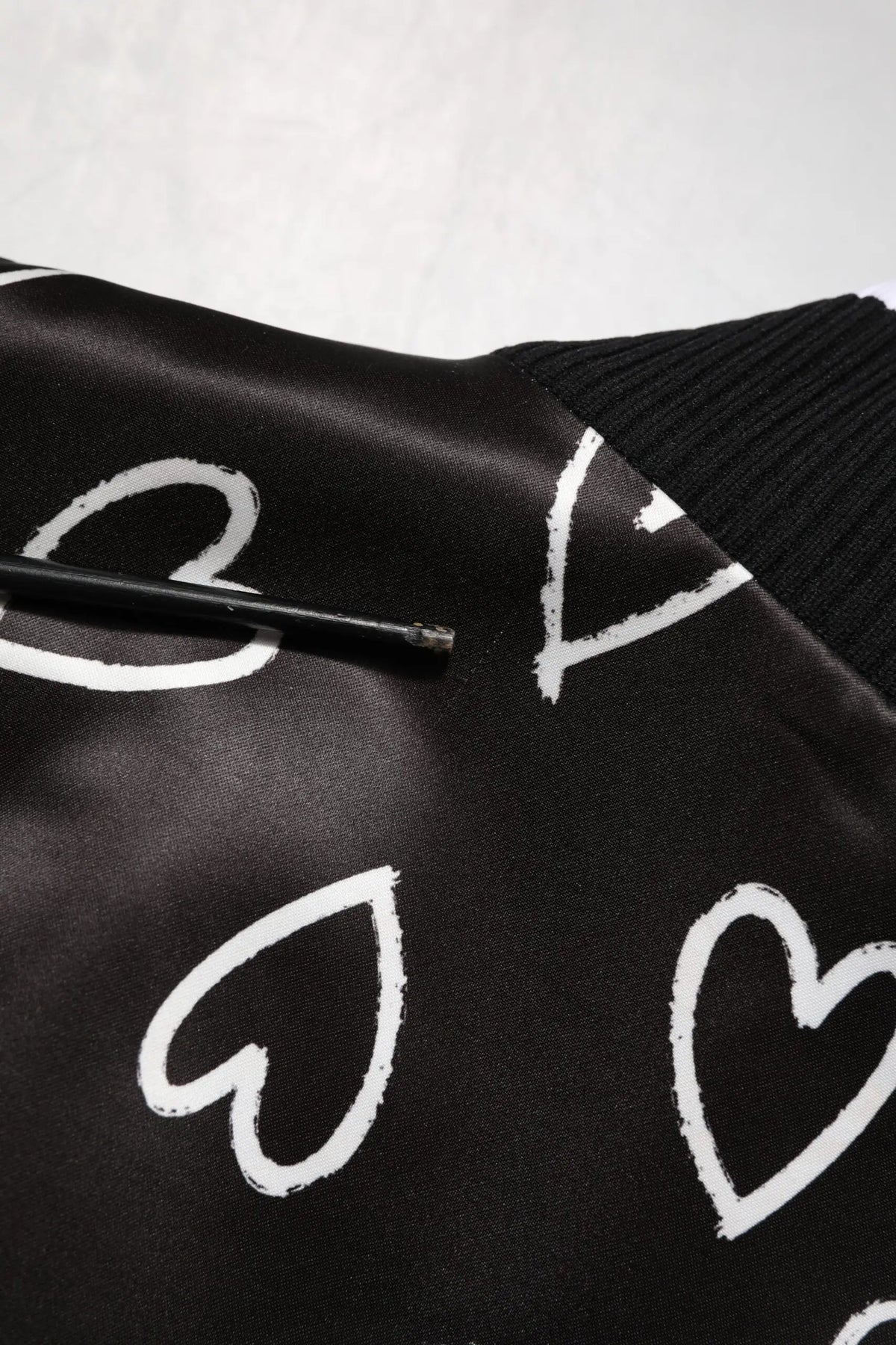 Dolce & Gabbana veste bomber en satin noir avec imprimé cœurs blancs en polyester