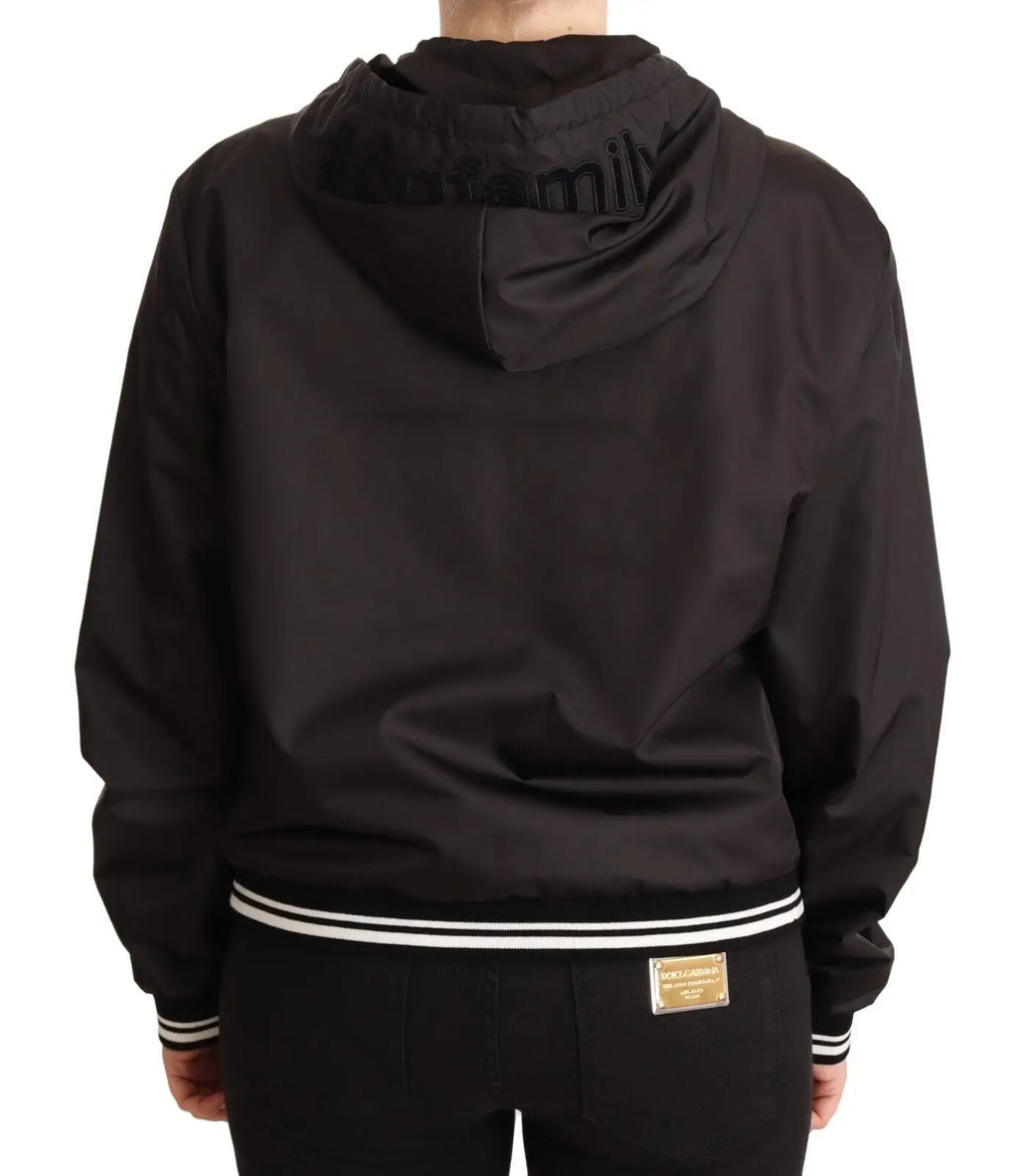 Veste bomber noire dolce & gabbana en polyester avec capuche vue de dos, poignets et taille rayés blancs et logo brodé