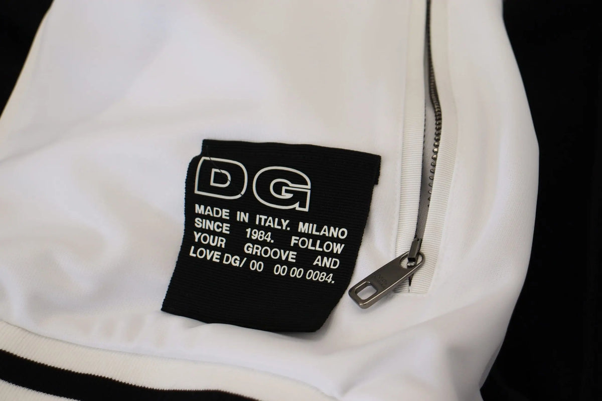 Étiquette noire dolce & gabbana avec texte blanc sur une veste blanche en polyester à capuche zippée intégralement