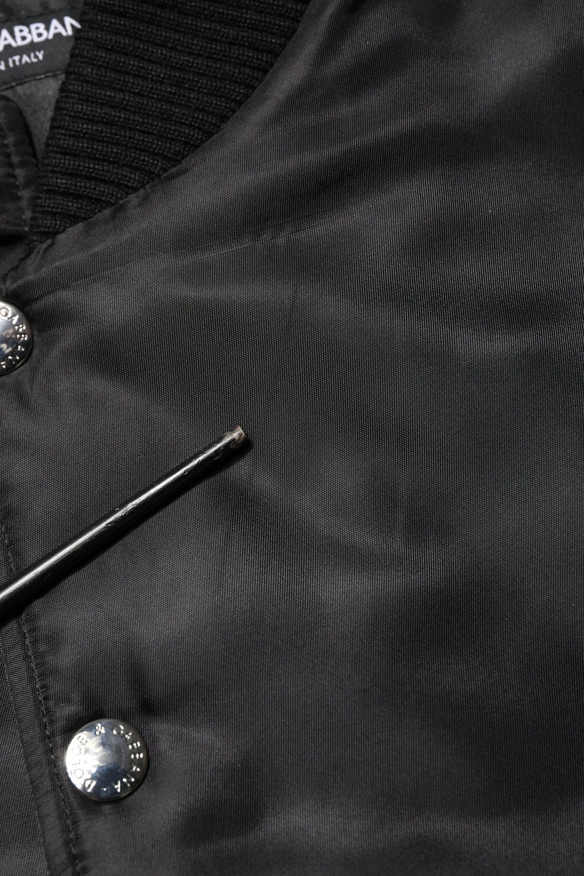 Dolce & gabbana bomber noir en polyester avec col côtelé et boutons argentés logo plaque