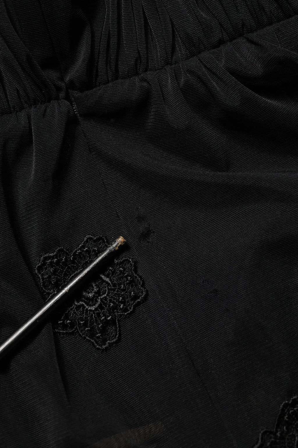 Appliqué floral en dentelle noire sur blouse noire en maille polyester transparente dolce & gabbana col rond