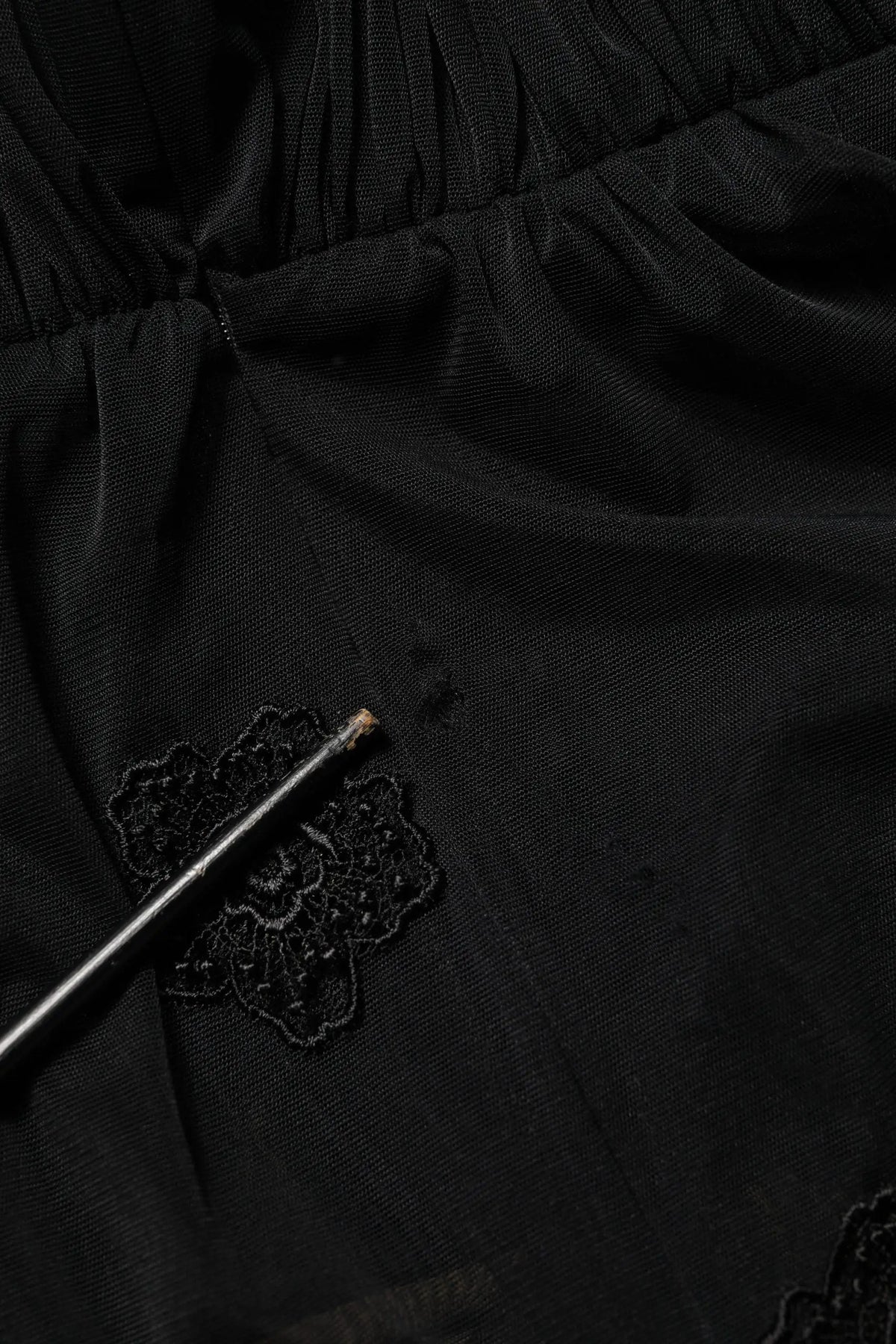 Appliqué floral en dentelle noire sur blouse noire en maille polyester transparente dolce & gabbana col rond