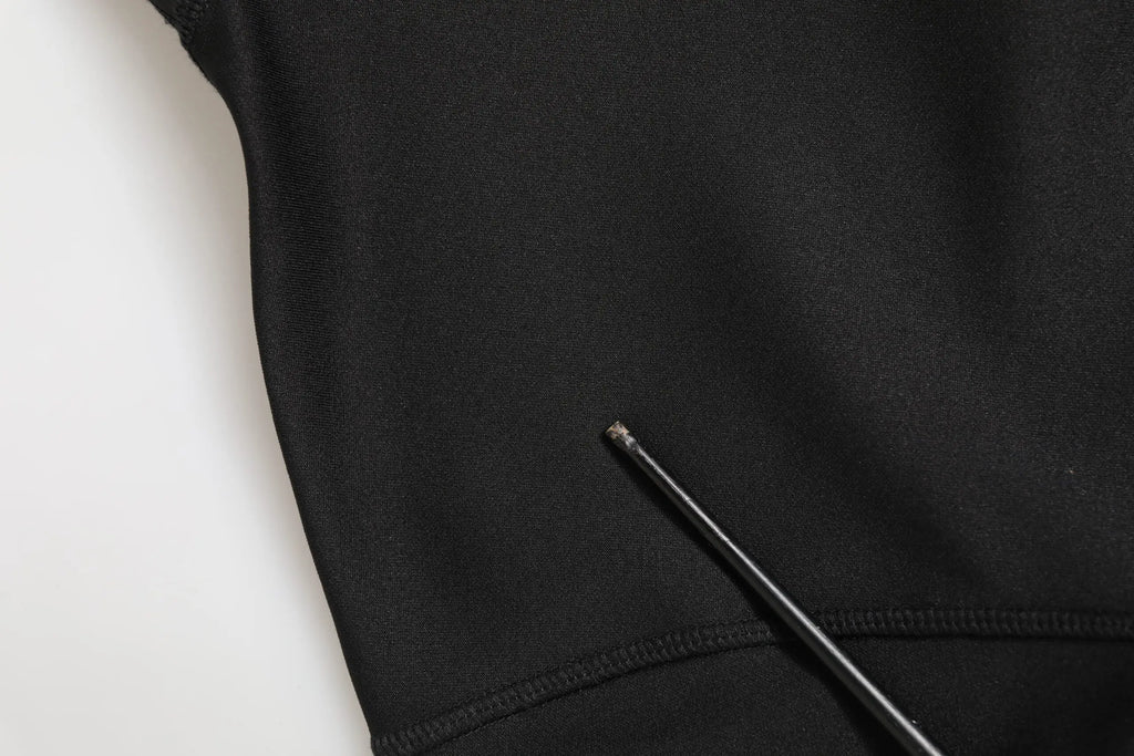 Tissu noir en maille douce avec bord fini et coutures soignées sur pull col roulé en polyester dolce gabbana