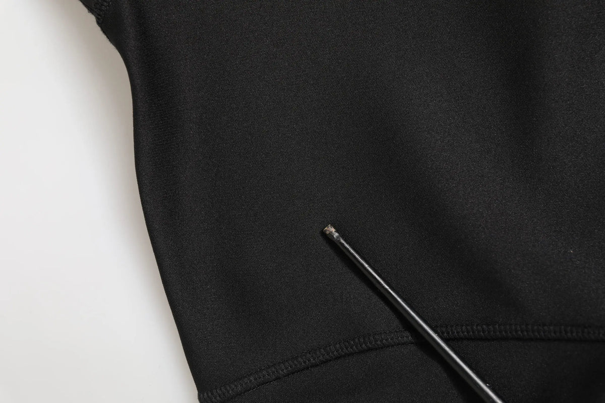 Tissu noir en maille douce avec bord fini et coutures soignées sur pull col roulé en polyester dolce gabbana
