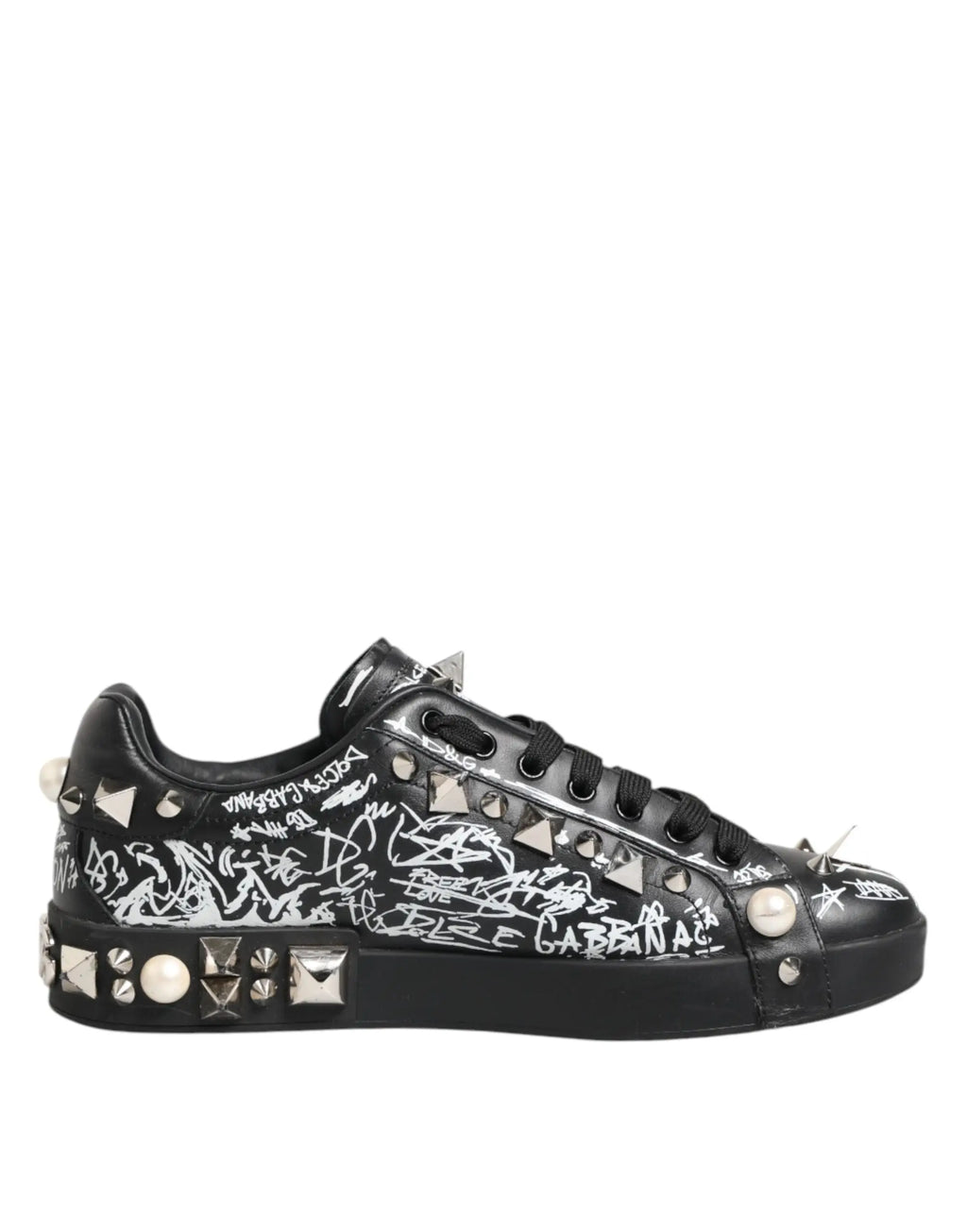 Baskets noires dolce & gabbana portofino en cuir avec graffitis blancs clous argent perles et pièces métalliques triangulaires