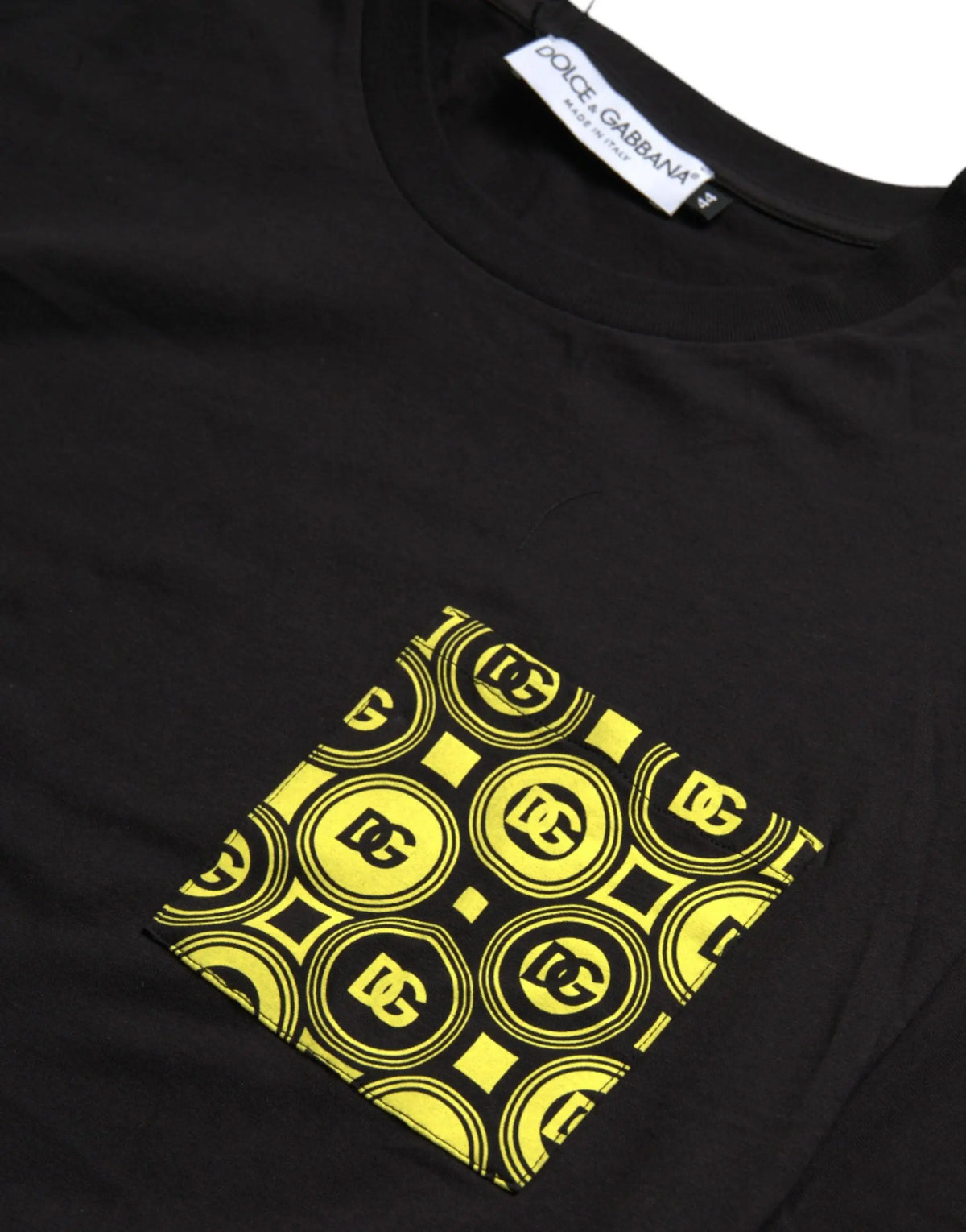 Dolce & gabbana t-shirt noir en coton avec poche jaune imprimée de logos dg et motifs géométriques