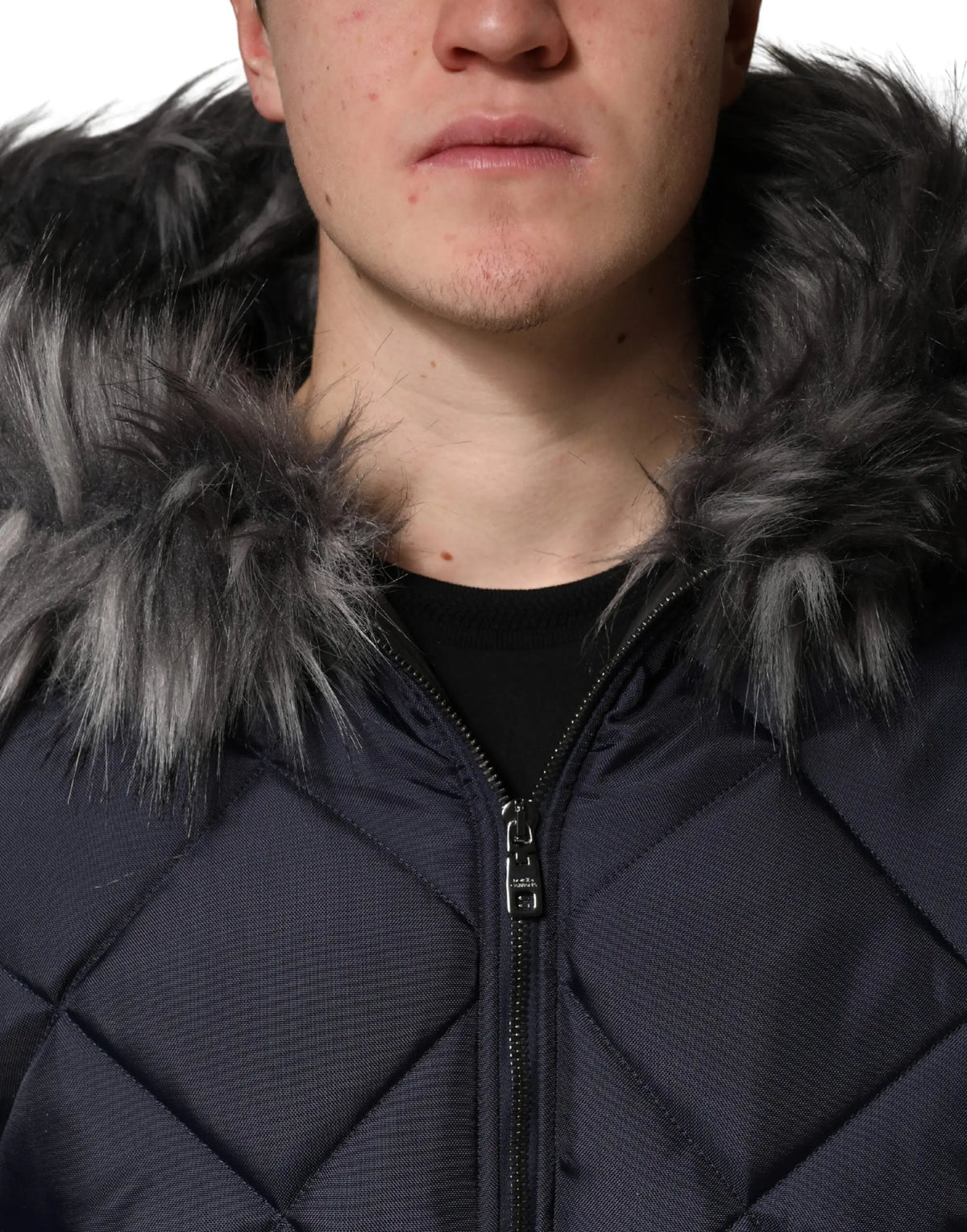 Veste noire matelassée dolce & gabbana avec capuche bordée de fourrure en shearling gris foncé