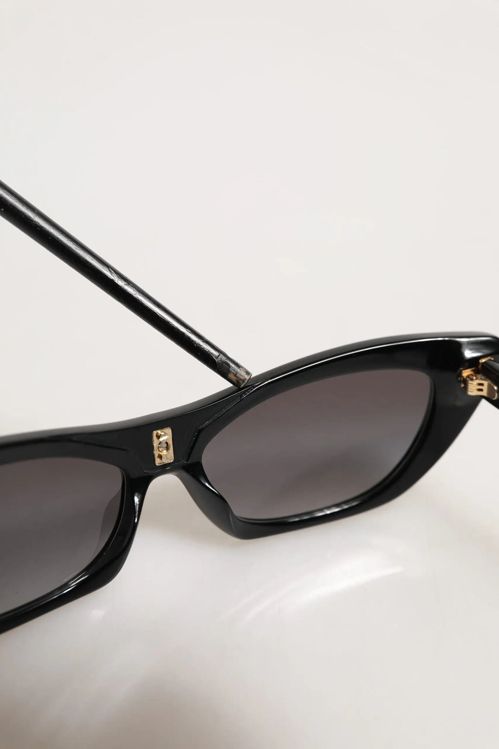 Lunettes de soleil dolce & gabbana re-edition dna noires avec monture cat-eye et accents métal doré aux branches
