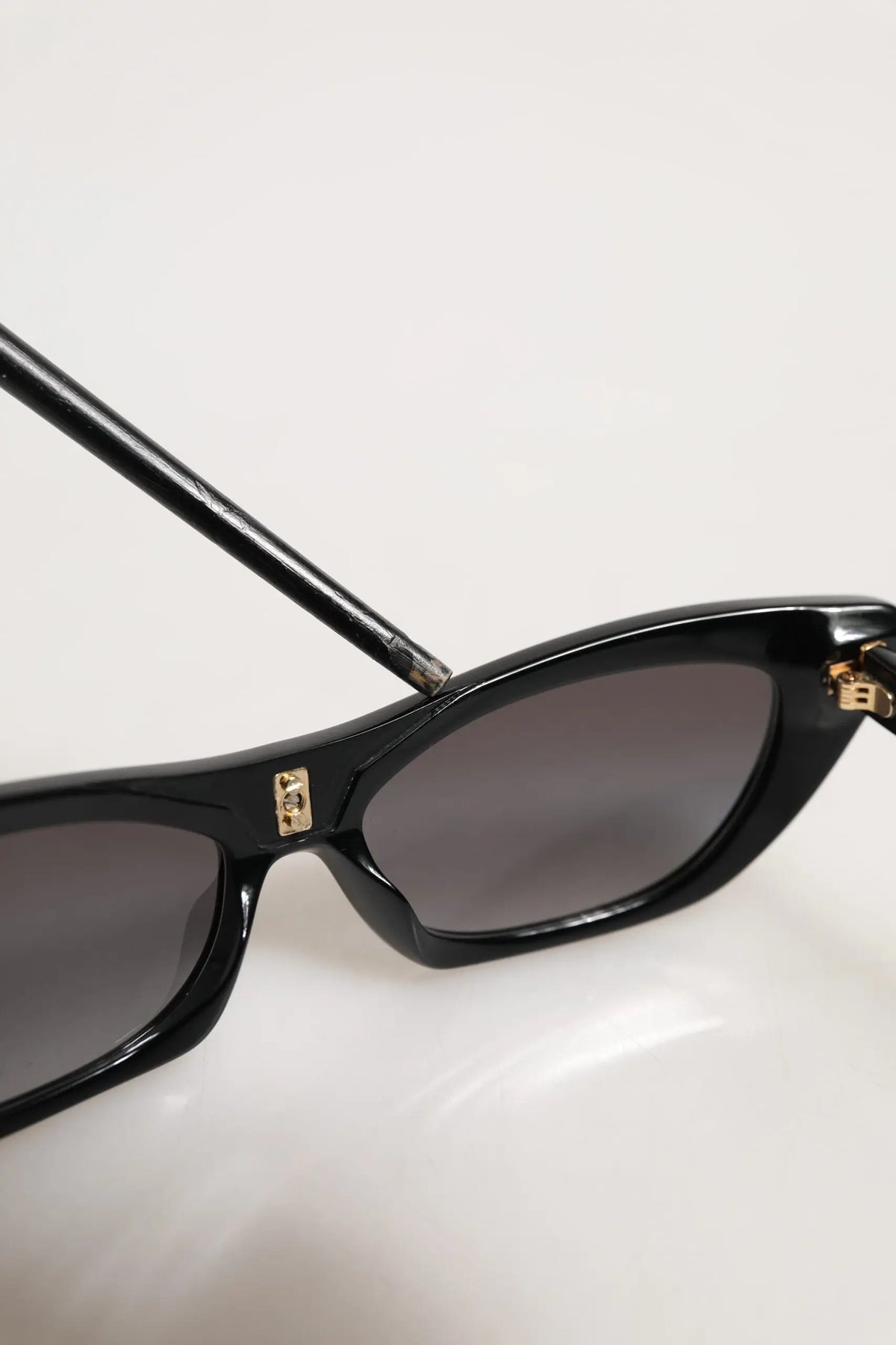 Lunettes de soleil dolce & gabbana re-edition dna noires avec monture cat-eye et accents métal doré aux branches