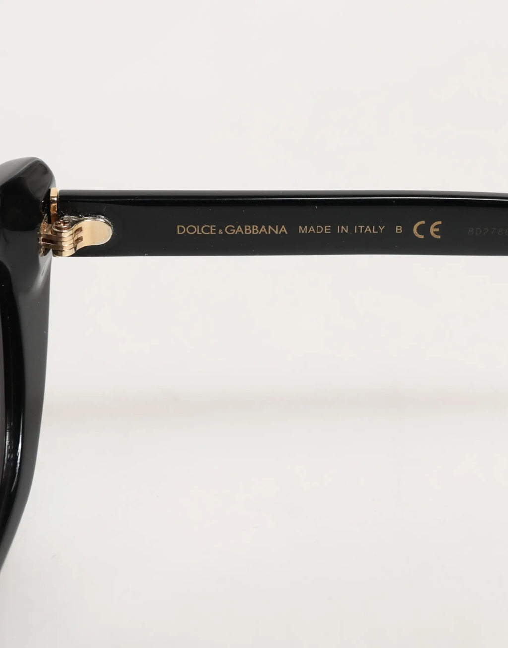 Lunettes de soleil dolce & gabbana re-edition noires avec monture cat-eye détails dorés et logo gravé