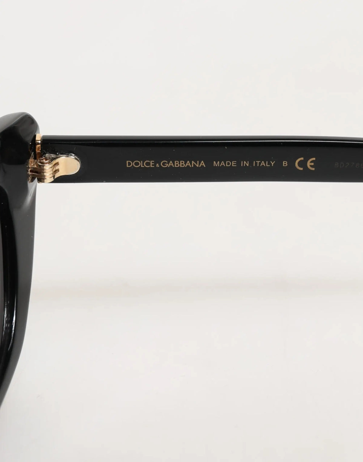Lunettes de soleil dolce & gabbana re-edition noires avec monture cat-eye détails dorés et logo gravé
