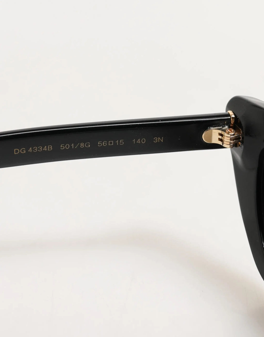 Lunettes de soleil dolce & gabbana re-edition en acétate noir avec charnière en métal doré et détails gravés