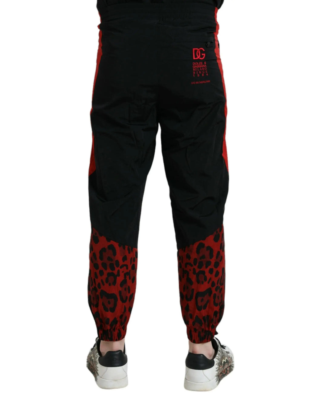 Vue arrière de pantalons jogger dolce & gabbana en nylon noir et rouge avec poignets imprimé léopard et logo dc shoes