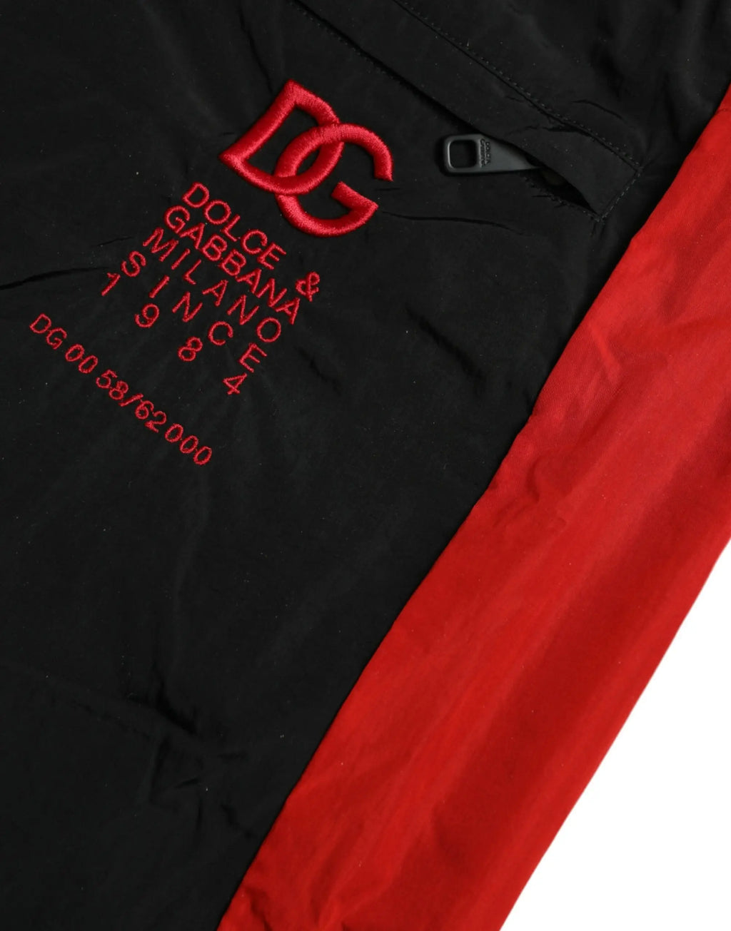 Veste dolce & gabbana noire et rouge avec logo brodé audacieux et texte sur pantalon jogger nylon imprimé léopard
