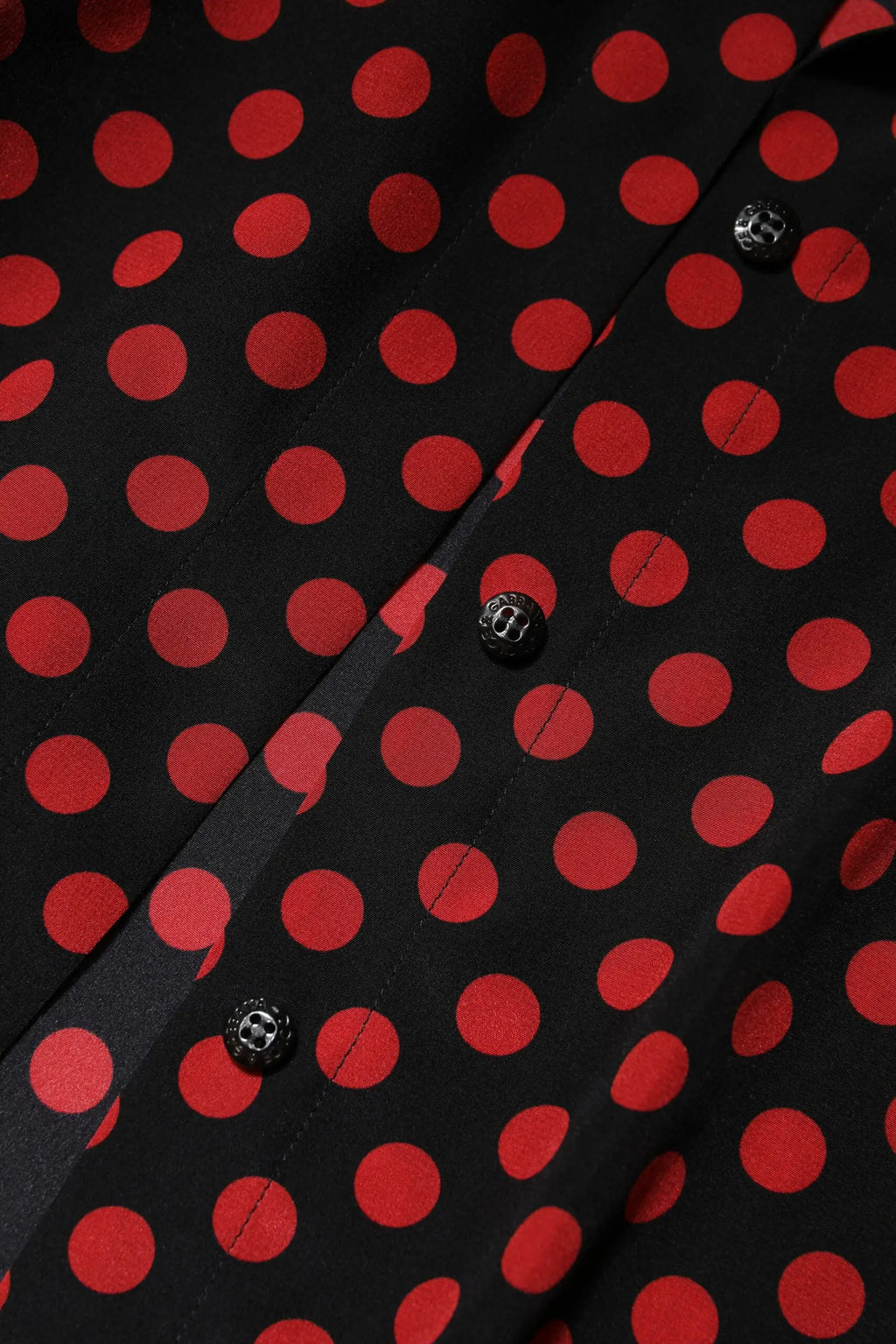 Chemise noire dolce & gabbana en soie à manches longues avec gros pois rouges et boutons argentés logo