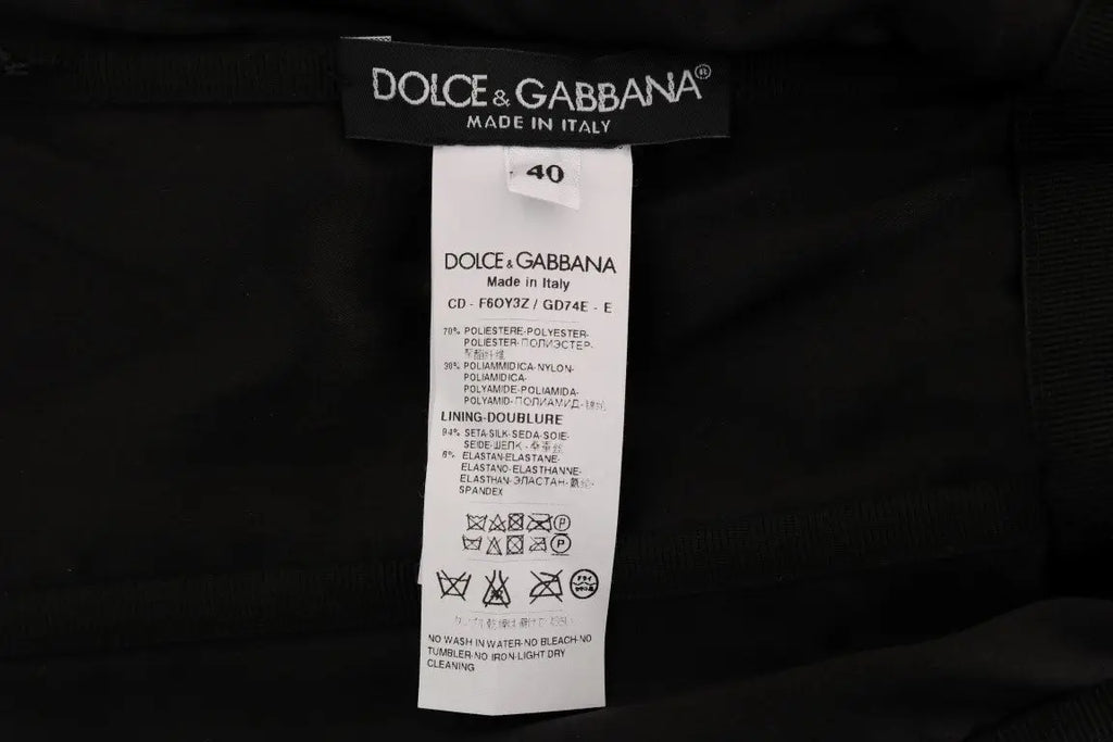Étiquette de soin noire dolce & gabbana avec texte blanc sur robe noire à pois rouges sequins shift