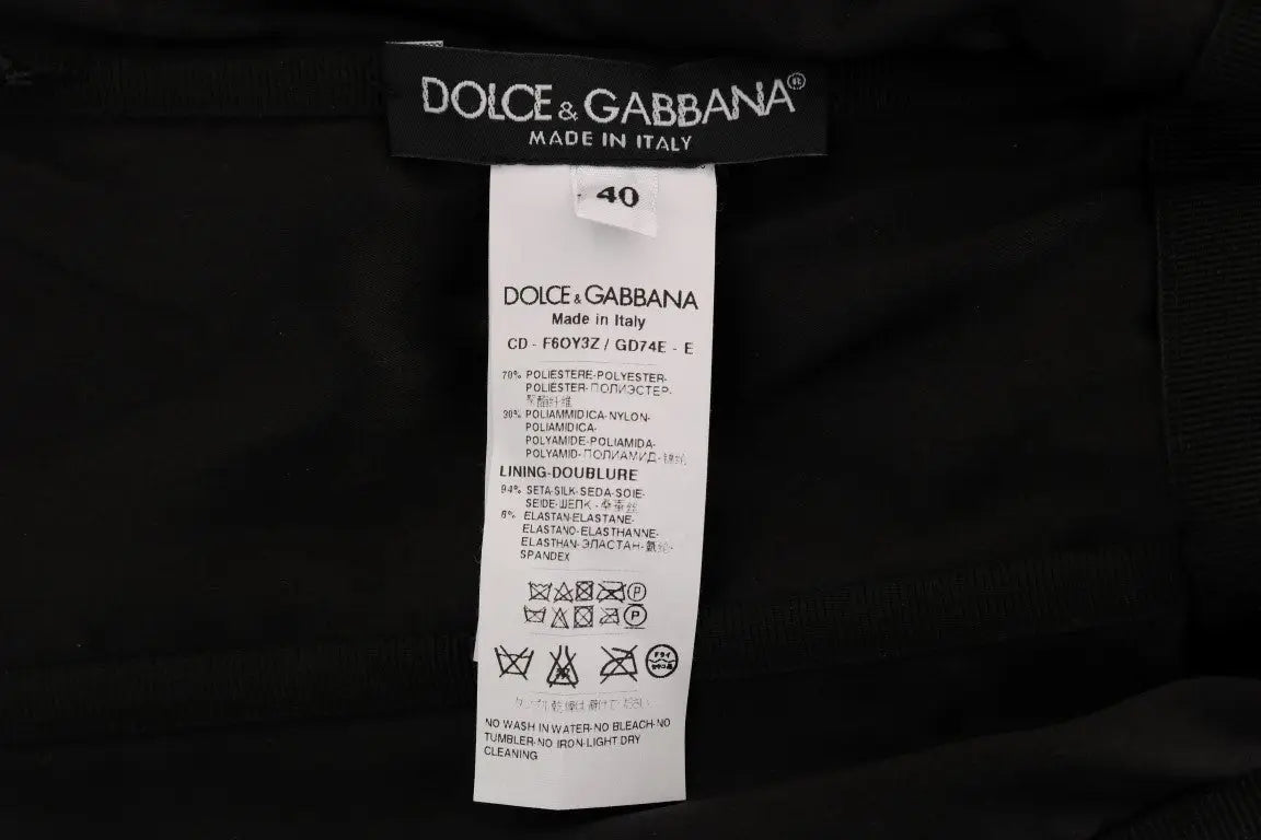 Étiquette de soin noire dolce & gabbana avec texte blanc sur robe noire à pois rouges sequins shift