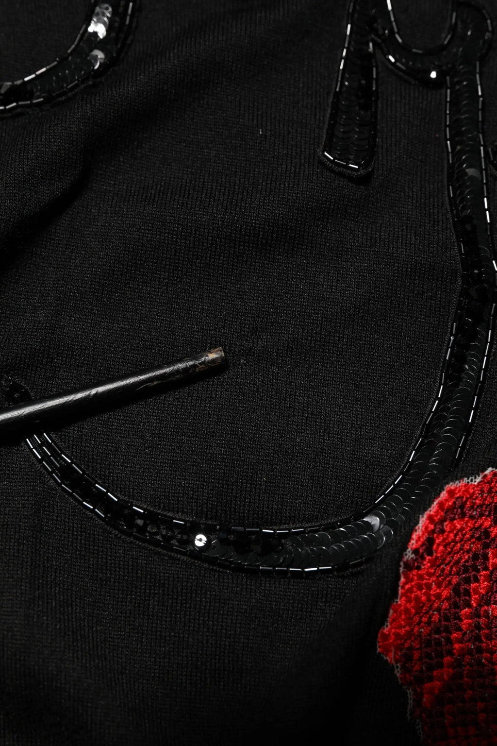 Blouse dolce & gabbana noire avec embellissements de sequins en rose noir à finition brillante et réfléchissante