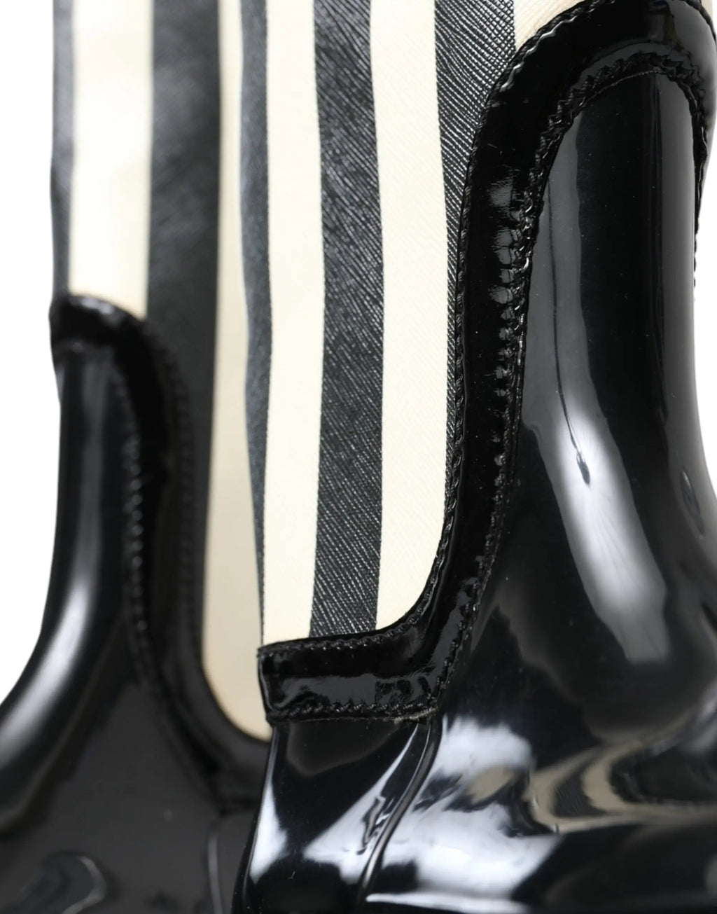 Dolce & gabbana bottes noires en caoutchouc brillant à semelle plate avec trois bandes verticales blanches et grises