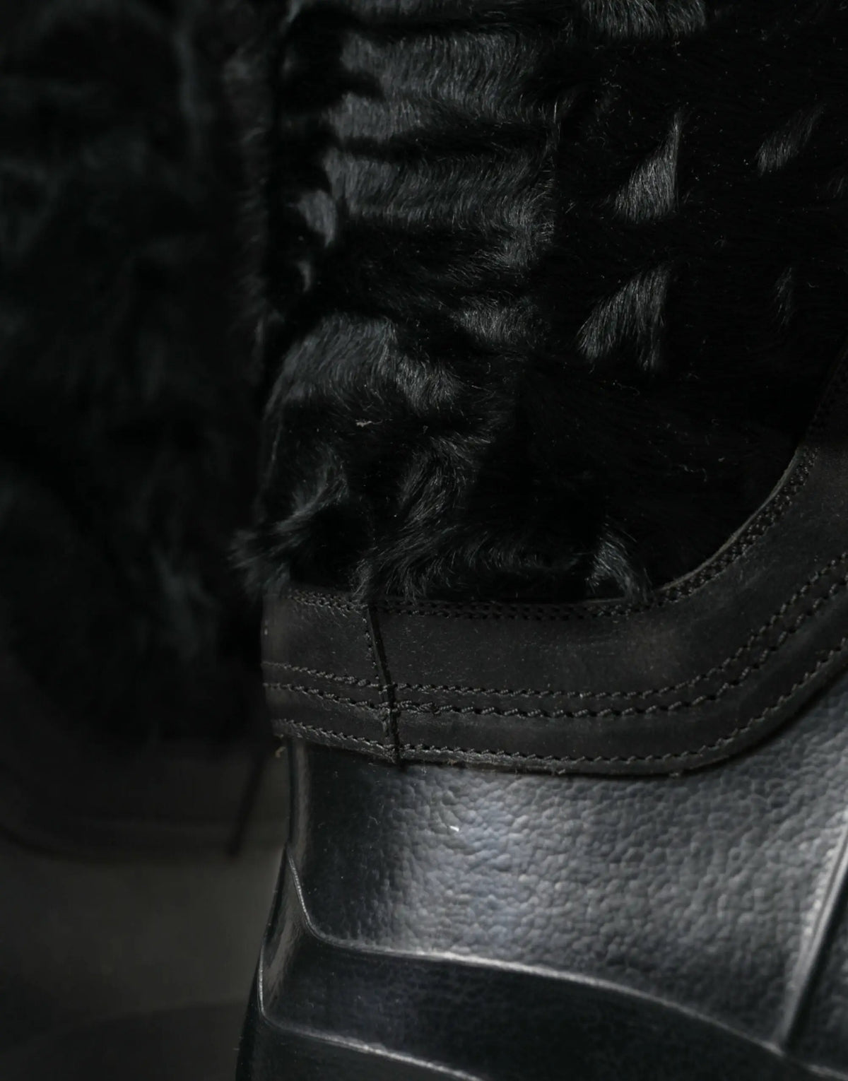Bottes de pluie noires en caoutchouc dolce gabbana avec doublure en fourrure noire douce et lacets