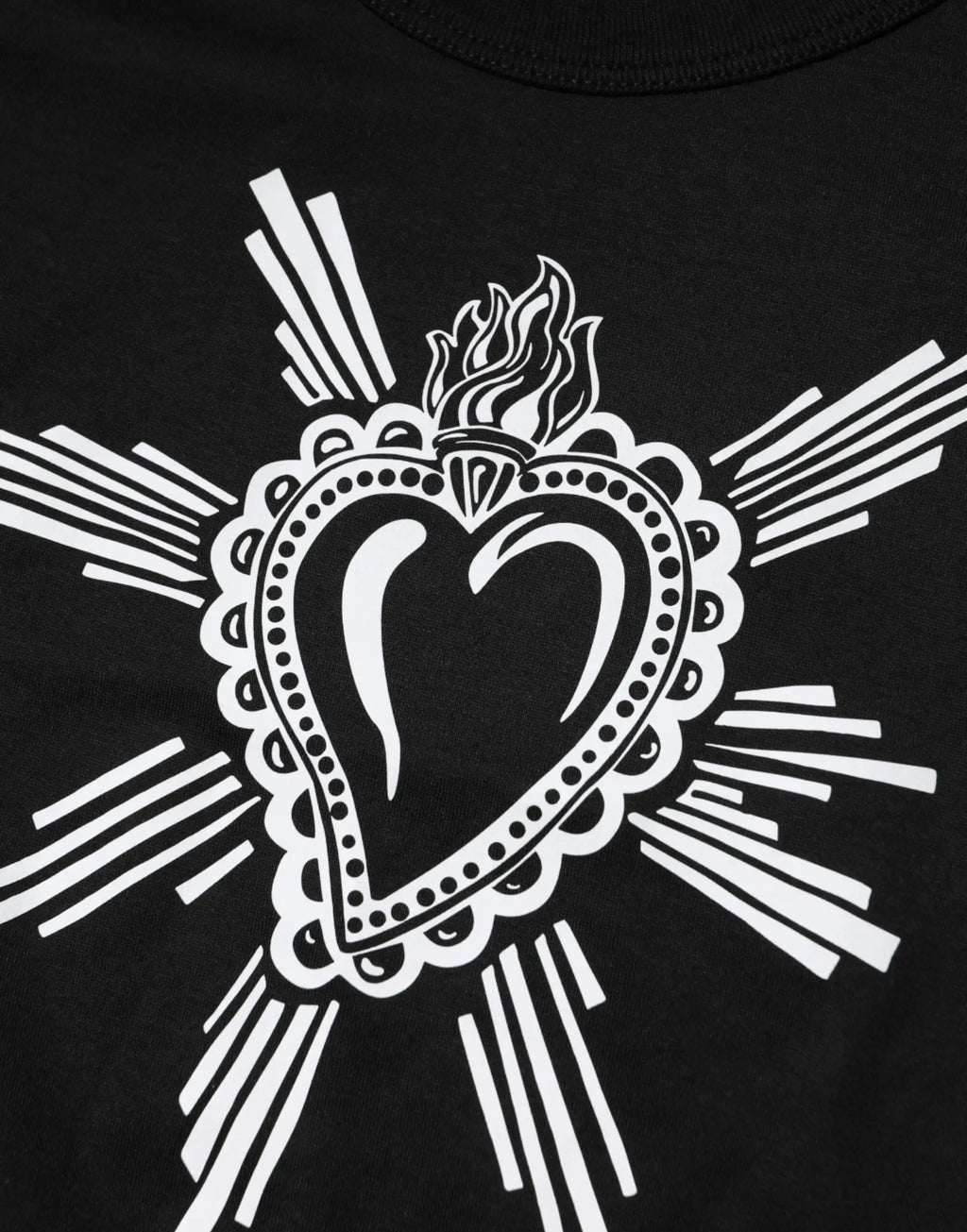 T-shirt noir dolce & gabbana en coton avec un grand cœur sacré enflammé blanc et détails ornés