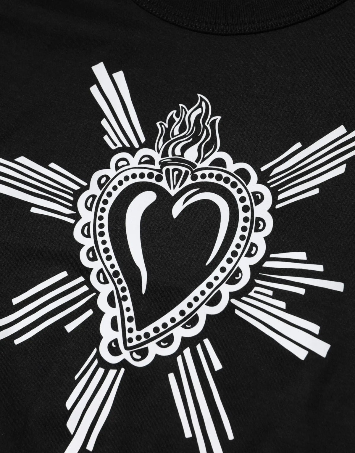T-shirt noir dolce & gabbana en coton avec un grand cœur sacré enflammé blanc et détails ornés