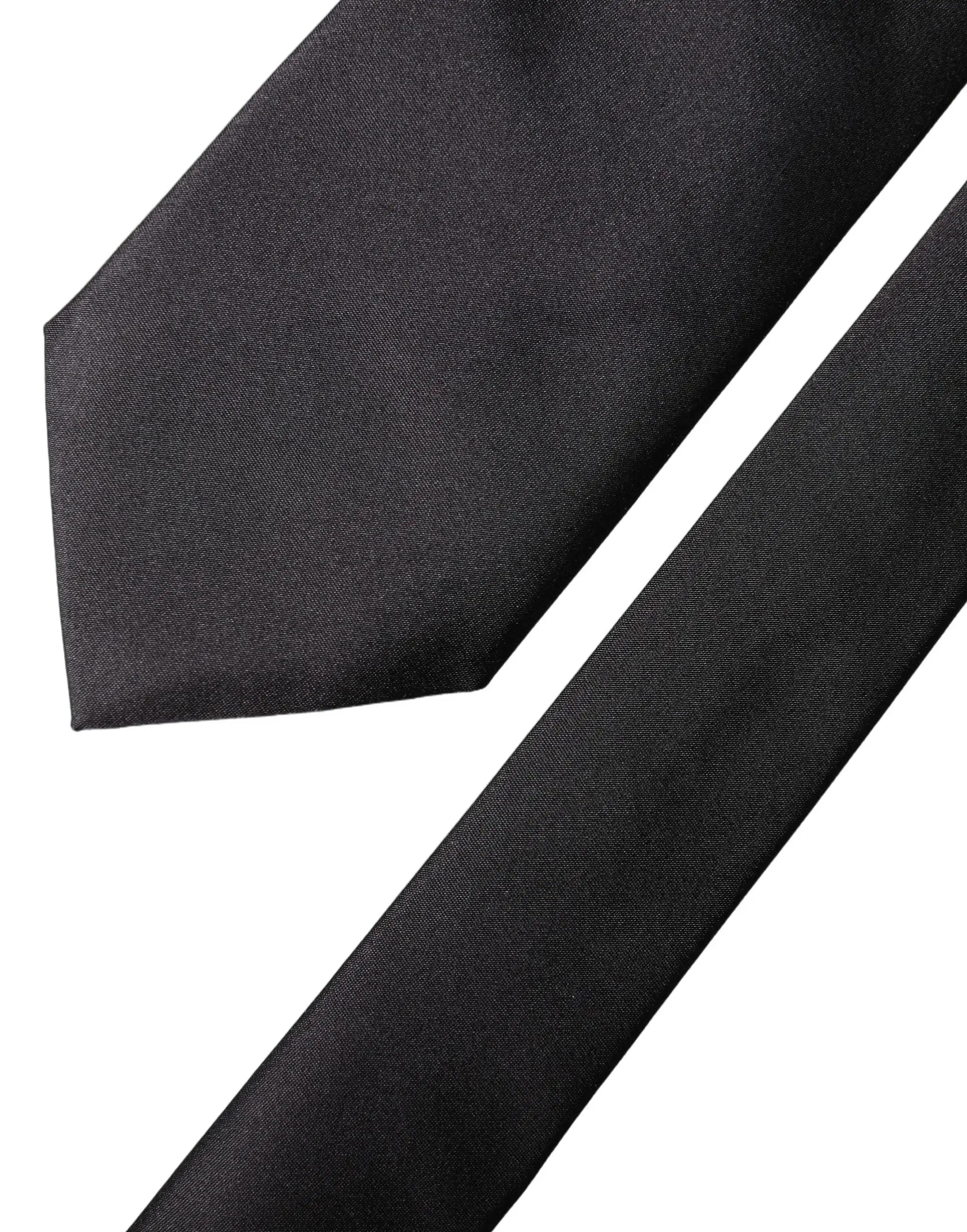 Une cravate noire en satin dolce & gabbana en soie 100 pourcent avec texture tissée subtile et pointe effilée