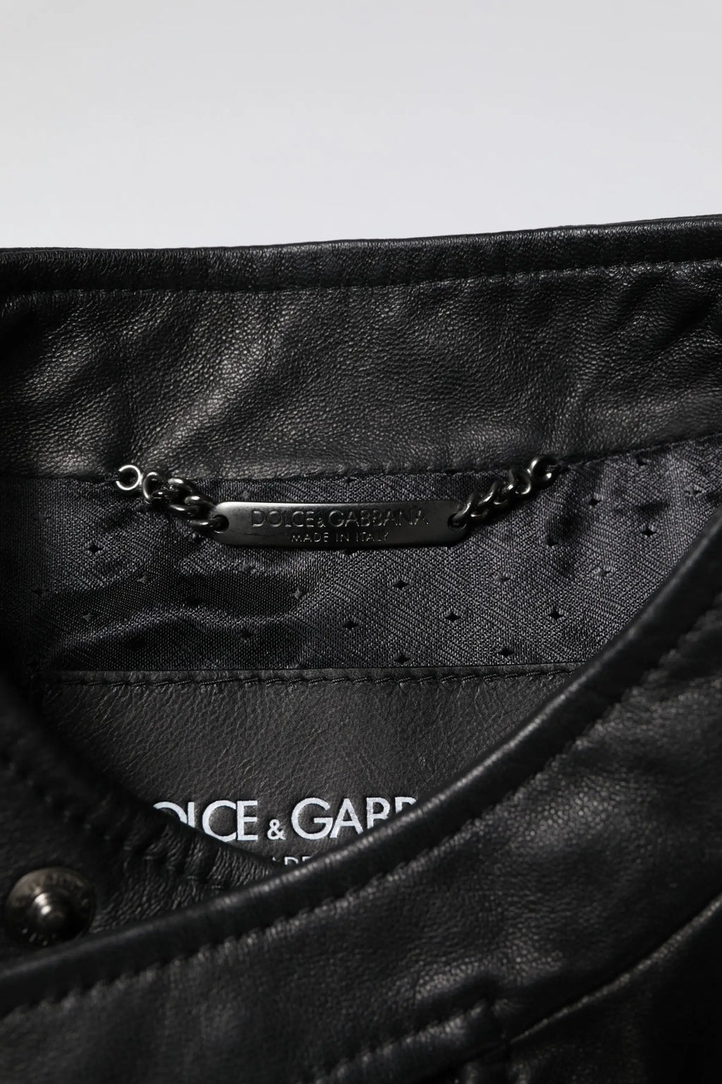 Veste motard en cuir noir dolce gabbana avec fermeture éclair intégrale et chaîne argentée portant le logo
