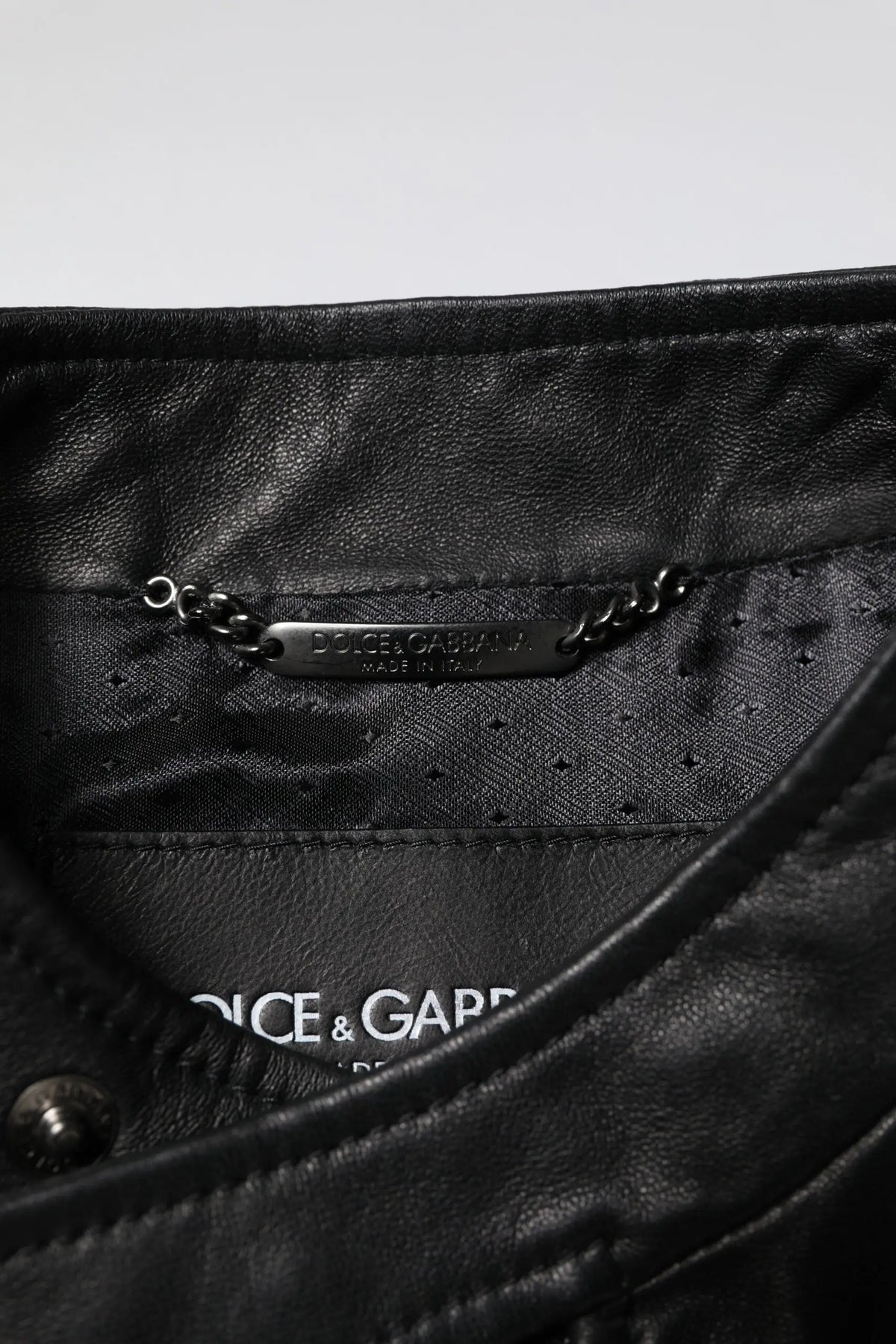 Veste motard en cuir noir dolce gabbana avec fermeture éclair intégrale et chaîne argentée portant le logo