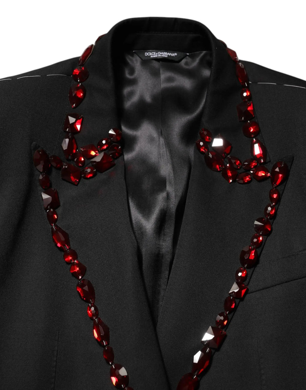 Collier audacieux en perles rouges facettées sur un blazer noir dolce & gabbana sicilia crystal embelli homme