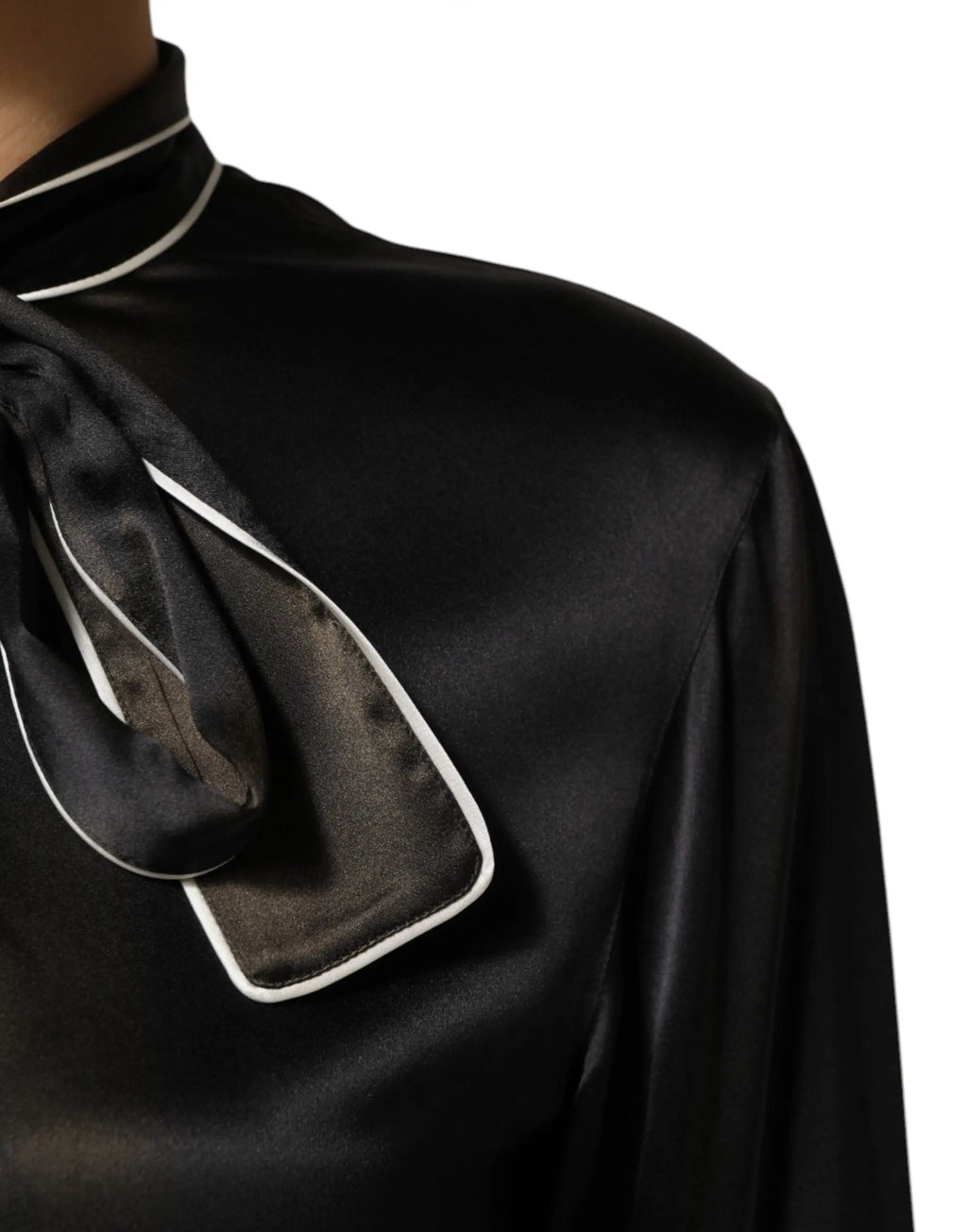 Blouse noire en satin dolce & gabbana avec col ascot en soie et nœud blanc bordé au col