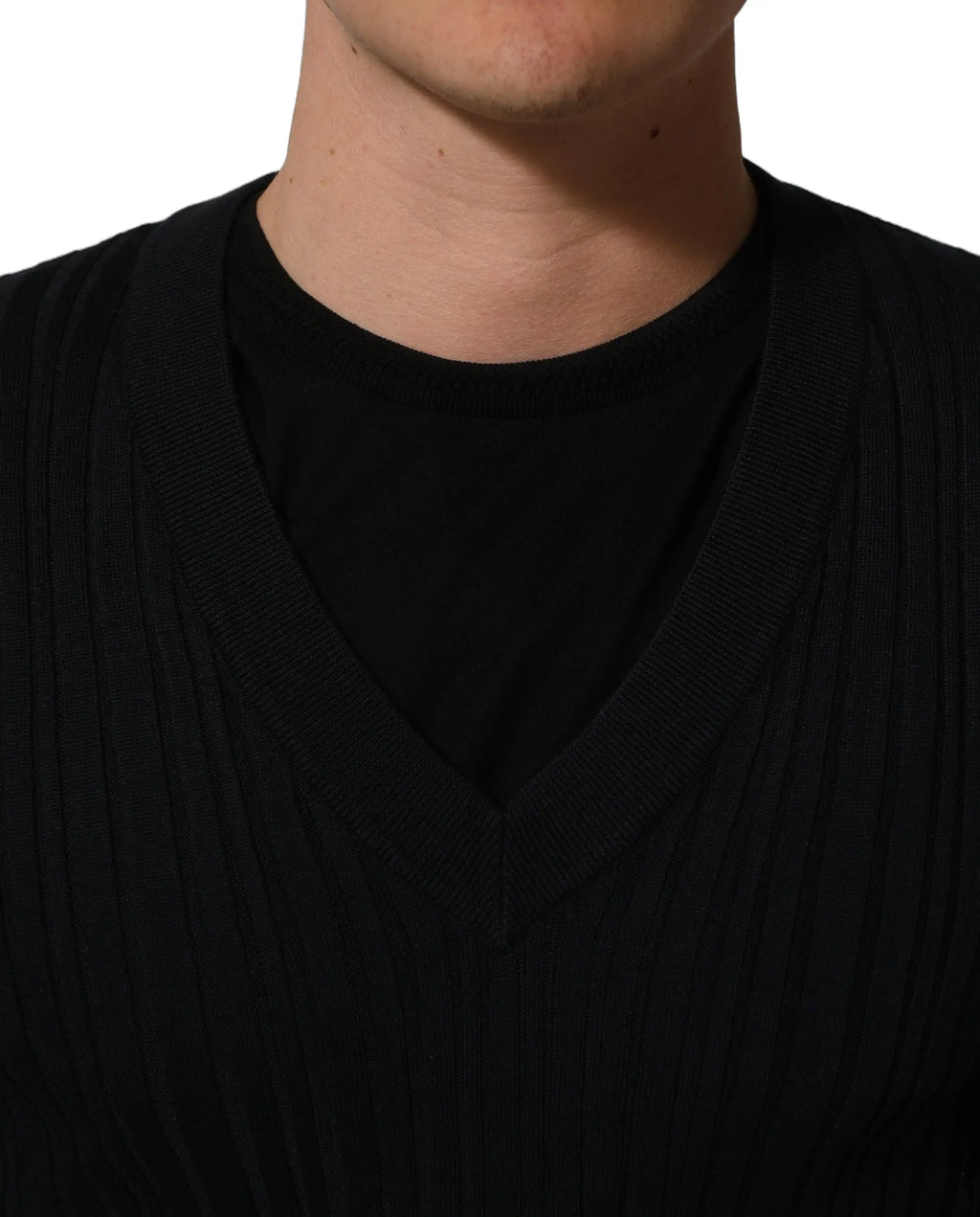 Pull dolce & gabbana homme en maille noire à col en v en mélange de soie porté sur un t-shirt noir