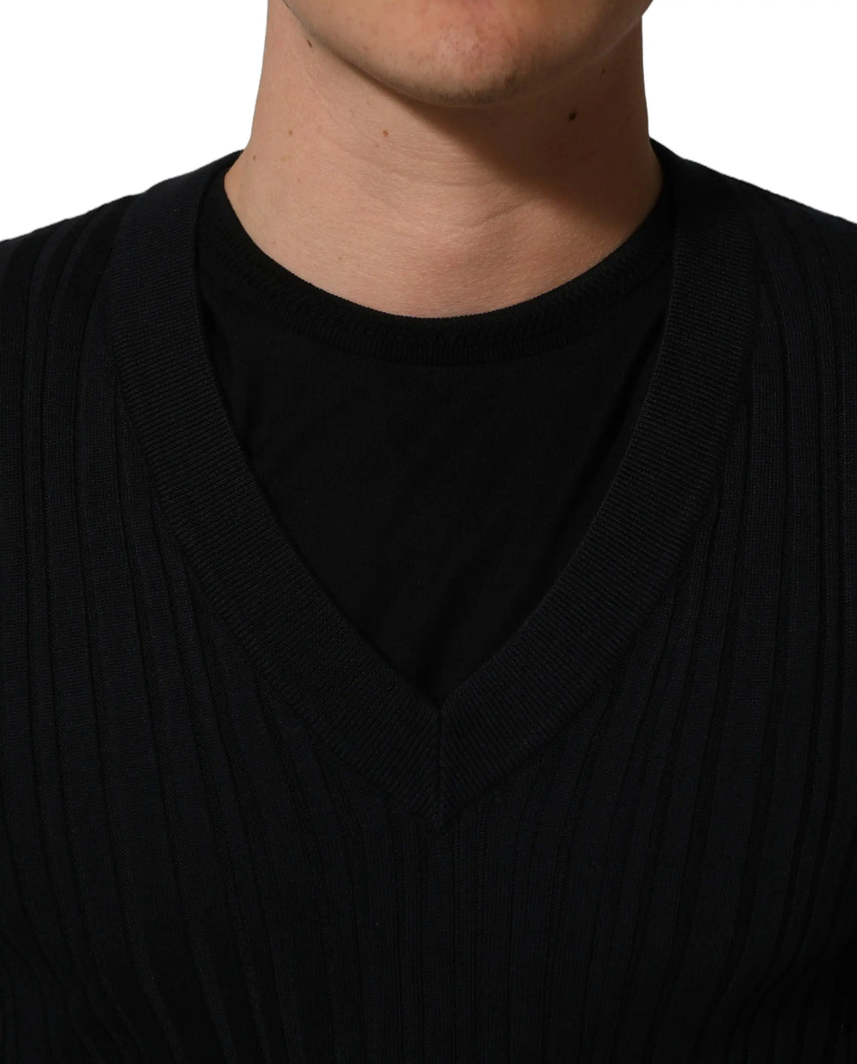 Pull dolce & gabbana homme en maille noire à col en v en mélange de soie porté sur un t-shirt noir